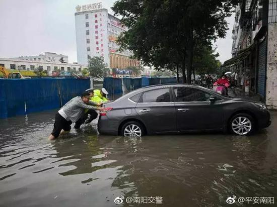 南陽突遭暴雨！多3d全息廣告機地被淹瞬間成“海”！